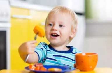 一岁是孩子喂养的分水岭，5种喂养方式要改变，妈妈别偷懒