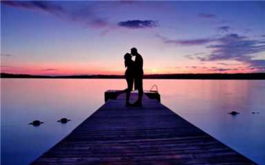 一个男人，当着你的面做这三件事情，可能是“瞧不上”你