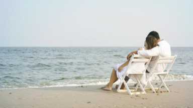 一个男人，当着你的面做这三件事情，可能是“瞧不上”你