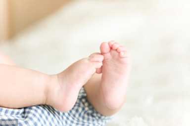 孩子打完疫苗，洗澡时发现身体起红点浮肿？