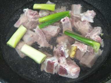 好吃的排骨米饭，用电饭煲就能做，肉质软嫩米饭香，看着都流口水