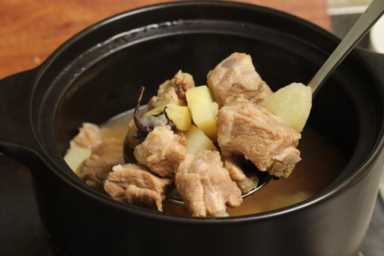 炖排骨的做法,如何做出美味炖排骨插图1 炖排骨时,有人先焯水,有人直接炖,都不对,大厨教你正确做法