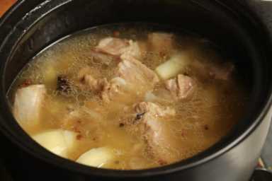 炖排骨的做法,如何做出美味炖排骨插图3 炖排骨时,有人先焯水,有人直接炖,都不对,大厨教你正确做法