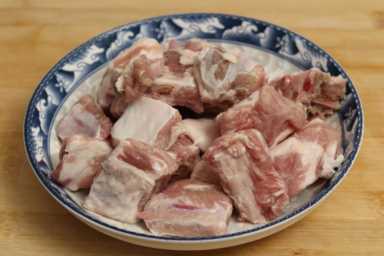 炖排骨的做法,如何做出美味炖排骨插图5 炖排骨时,有人先焯水,有人直接炖,都不对,大厨教你正确做法