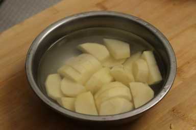 炖排骨的做法,如何做出美味炖排骨插图9 炖排骨时,有人先焯水,有人直接炖,都不对,大厨教你正确做法