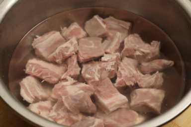 炖排骨的做法,如何做出美味炖排骨插图7 炖排骨时,有人先焯水,有人直接炖,都不对,大厨教你正确做法