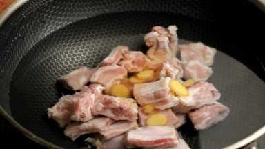 炖排骨的做法,如何做出美味炖排骨插图11 炖排骨时,有人先焯水,有人直接炖,都不对,大厨教你正确做法