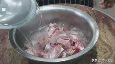 传说中的焖锅排骨原来是这样做的，大厨详细讲解，学会在家就能做