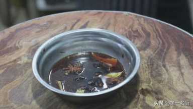传说中的焖锅排骨原来是这样做的，大厨详细讲解，学会在家就能做