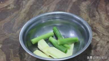 传说中的焖锅排骨原来是这样做的，大厨详细讲解，学会在家就能做