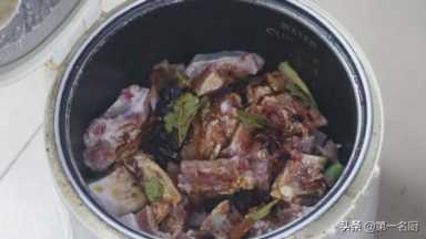 传说中的焖锅排骨原来是这样做的，大厨详细讲解，学会在家就能做