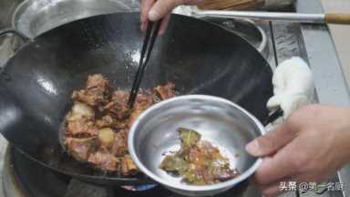 传说中的焖锅排骨原来是这样做的，大厨详细讲解，学会在家就能做