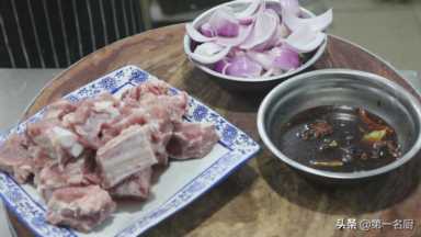 传说中的焖锅排骨原来是这样做的，大厨详细讲解，学会在家就能做