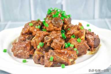 传说中的焖锅排骨原来是这样做的，大厨详细讲解，学会在家就能做