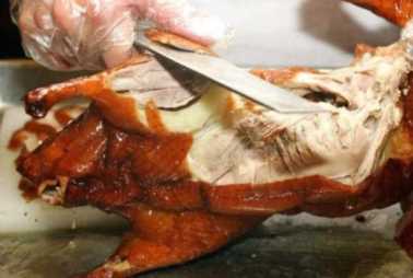 为什么全聚德烤鸭一只298元，大街上的才卖36？专门忽悠外地游客