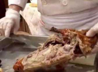 为什么全聚德烤鸭一只298元，大街上的才卖36？专门忽悠外地游客