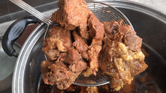 做卤牛肉，记住用3样料就行，简单好吃，牛肉味道香，不发柴