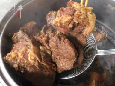 做卤牛肉，记住用3样料就行，简单好吃，牛肉味道香，不发柴