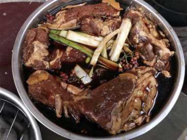 做卤牛肉，记住用3样料就行，简单好吃，牛肉味道香，不发柴