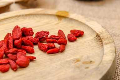 农村闲散土地种什么挣钱快，几千元成本，年收入达六七万元