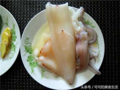 鱿鱼怎么炒好吃又嫩,如何做出美味可口的家常炒鱿鱼插图9 好吃又清新的夏日小炒,爽脆可口的鱿鱼这么炒最鲜嫩