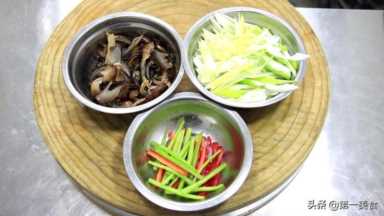 在家烹饪海参，学会这招葱烧的方法，葱香浓厚，海参更是柔软香滑