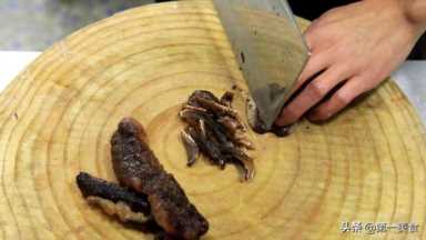 在家烹饪海参，学会这招葱烧的方法，葱香浓厚，海参更是柔软香滑