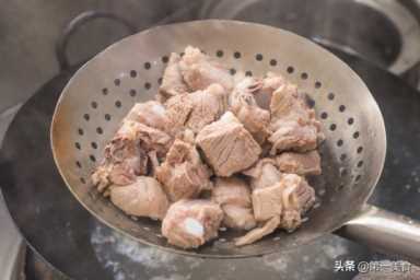 玉米炖排骨最家常的做法，虽然简单易做，很多人第一步就做错了