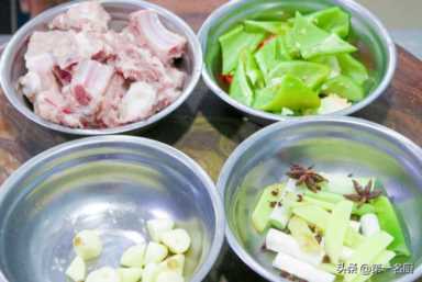 煮肉炖排骨，放料越多越难吃，大厨教你小技巧，软烂入味吃着香