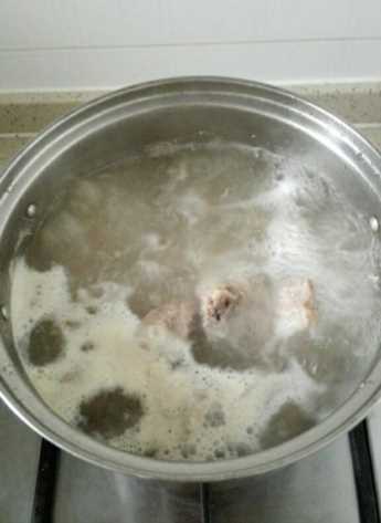 “零厨艺”排骨做法，加水清炖就出锅，原味简单，汤鲜肉嫩