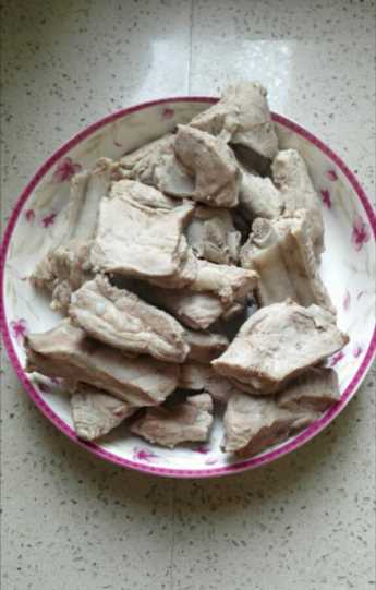 “零厨艺”排骨做法，加水清炖就出锅，原味简单，汤鲜肉嫩