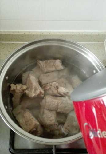 “零厨艺”排骨做法，加水清炖就出锅，原味简单，汤鲜肉嫩