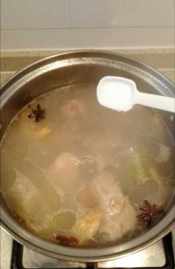 “零厨艺”排骨做法，加水清炖就出锅，原味简单，汤鲜肉嫩