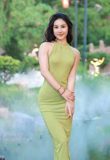 一件代发货源,挂脖深v露背连衣裙