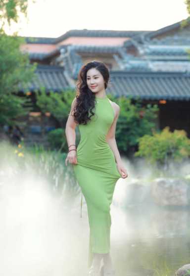 一件代发货源,挂脖深v露背连衣裙