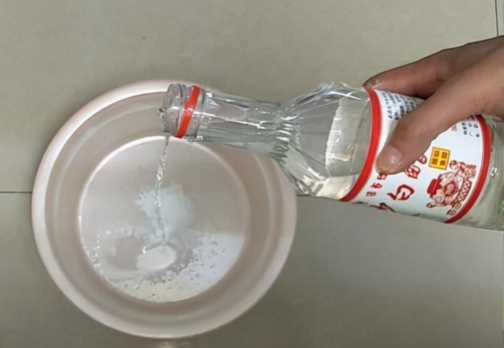 白色发污怎么清洗,衣服干洗以后为什么发污