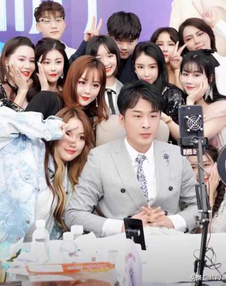 辛巴带货一晚上最多能挣多少，辛巴复出直播销售额