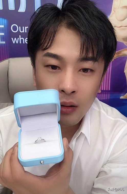 辛巴带货一晚上最多能挣多少，辛巴复出直播销售额