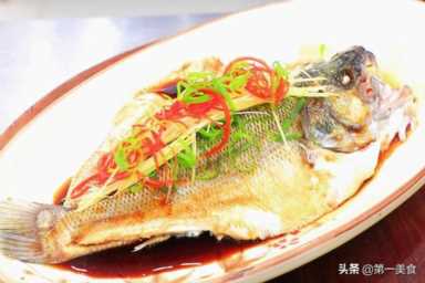 做清蒸鱼最忌放盐和料酒！教你正确做法，鱼肉滑嫩多汁、不腥不柴