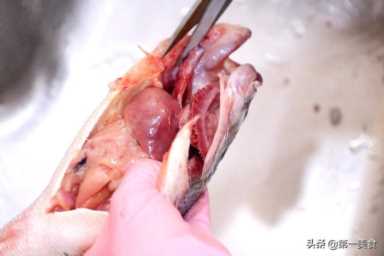 做清蒸鱼最忌放盐和料酒！教你正确做法，鱼肉滑嫩多汁、不腥不柴