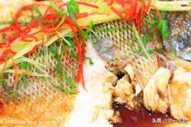 做清蒸鱼最忌放盐和料酒！教你正确做法，鱼肉滑嫩多汁、不腥不柴