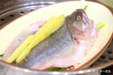 做清蒸鱼最忌放盐和料酒！教你正确做法，鱼肉滑嫩多汁、不腥不柴