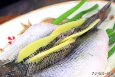 做清蒸鱼最忌放盐和料酒！教你正确做法，鱼肉滑嫩多汁、不腥不柴