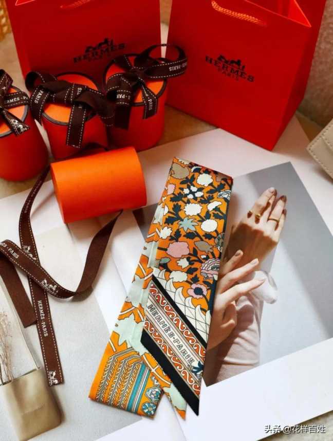 爱马仕围巾佩戴方法,爱马仕包绑丝巾系法插图1 爱马仕围巾佩戴方法,爱马仕包绑丝巾系法